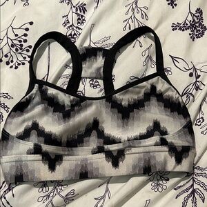 Stylish Zigzag Sports Bra in Black and Gray